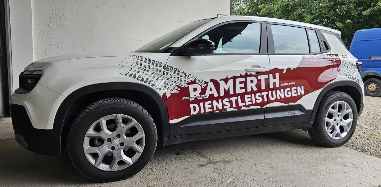 Weißer SUV mit Folienbeschriftung an Heck und Seitenscheibe