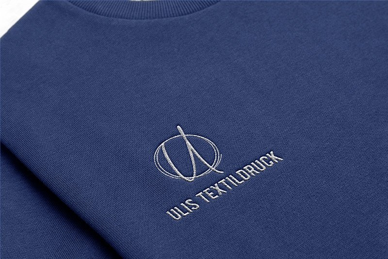 Marineblauer Pullover mit hellgrau gesticktem Ulis-Logo